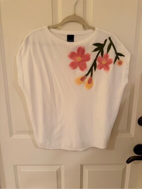 Aaeda White Floral Appliqué Women's sweater